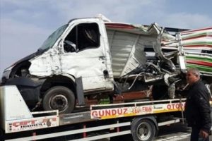 Kamyon ile kamyonet &ccedil;arpıştı: 1 &ouml;l&uuml;, 4 yaralı