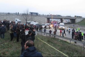 İstanbul'da minib&uuml;s kamyona &ccedil;arptı: 27 yaralı