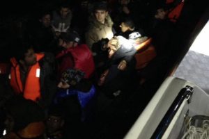 Kuşadası K&ouml;rfezi'nde ka&ccedil;ak g&ouml;&ccedil;men operasyonu