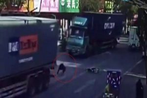 Motosikletli kamyonun altından b&ouml;yle &ccedil;ıktı