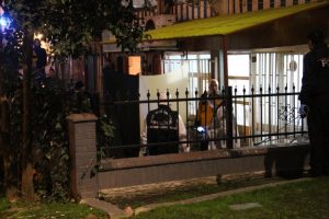 3. kattan parmaklıkların &uuml;zerine d&uuml;şt&uuml;