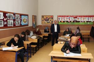 Eğitim-Bir-Sen Bursa'da aday &ouml;ğretmenlere deneme sınavı