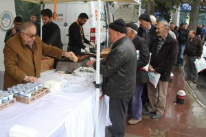 Y&uuml;zlerce kişi sucuk-ekmek kuyruğunda