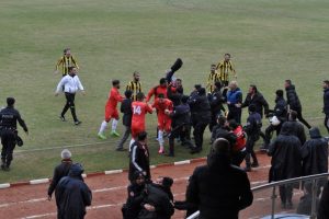 Yozgat'ta amat&ouml;r k&uuml;me ma&ccedil;ında saha karıştı