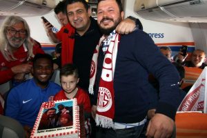 Eto'o'ya 10 bin metrede doğum g&uuml;n&uuml; s&uuml;rprizi