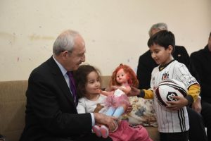Kılı&ccedil;daroğlu, kendisine mektup yazan &ccedil;ocuğu ziyaret etti