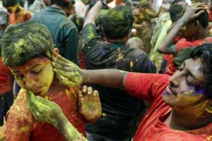 Holi Festivali renkli g&ouml;r&uuml;nt&uuml;lere sahne oldu
