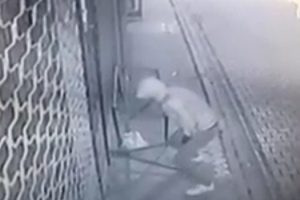 Hırsızlar, demir kesme makasıyla market soydu