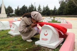 Suriyeli yetimlerden Gelibolu'daki şehit dedelerine ziyaret