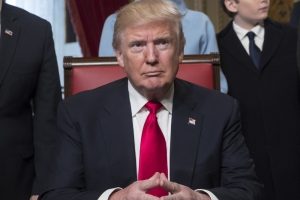 Trump i&ccedil;erideyken Beyaz Saray'a ka&ccedil;ak bir şahıs girdi