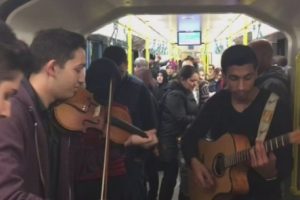 Bursa'da sınava giden &ouml;ğrencilere konser s&uuml;rprizi