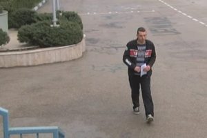 Bursa'da oğlu bir dakika ile sınavı ka&ccedil;ıran anne g&ouml;revliler ile tartıştı