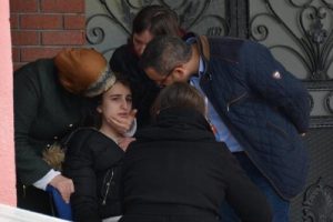 Bursa'da sınavda rahatsızlan gen&ccedil; kız hastaneye b&ouml;yle kaldırıldı