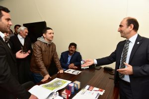 Bursa Yıldırım Belediye Başkanı Edebali kentsel d&ouml;n&uuml;ş&uuml;m&uuml; halka anlatıyor