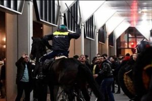 Hollanda polisinden a&ccedil;ıklama! Yaralılar ve g&ouml;zaltılar var