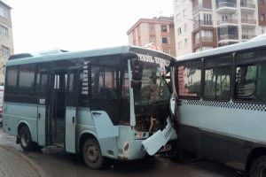 Yolcu minib&uuml;sleri &ccedil;arpıştı: Yaralılar var