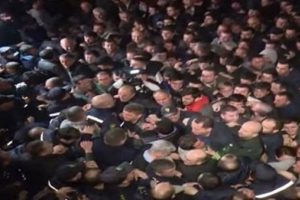 G&uuml;rcistan'da g&ouml;stericiler polisle &ccedil;atıştı: 33 yaralı
