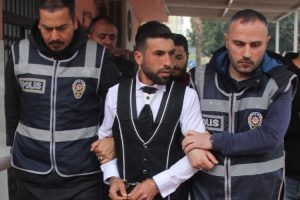 Aranan şahıs damat tıraşı olurken yakalandı