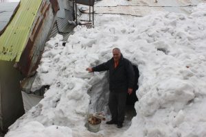 Muş'ta mahsur kalan aileden kardan t&uuml;nel