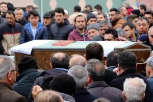 Hastanede &ouml;len 8 yaşındaki &ccedil;ocuk toprağa verildi