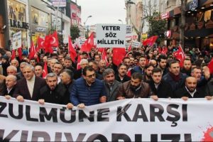 2 bin kişi Hollanda'ya tepki i&ccedil;in y&uuml;r&uuml;d&uuml;