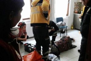 A&ccedil;lıktan bitkin d&uuml;şen yaşlı kadını itfaiye kurtardı