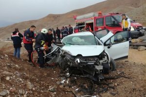 Otomobil yoldan &ccedil;ıktı: 1 &ouml;l&uuml;, 4 yaralı