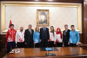 Erdoğan şampiyon sporcuları &ouml;d&uuml;llendirdi