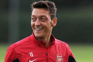 &Ouml;zil'den Alman gazeteciye tokat gibi cevap geldi