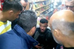 Eve giren hırsıza mahalleli dayağı