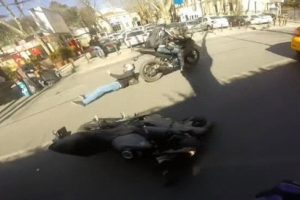 İki motosikletin karıştığı kaza kameralara yansıdı