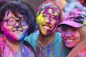ABD'de 'Holi Festivali' renkli g&ouml;r&uuml;nt&uuml;lere sahne oldu
