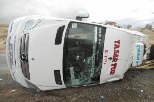 Yolcu minib&uuml;s&uuml; ile otomobil &ccedil;arpıştı: &Ccedil;ok sayıda yaralı var