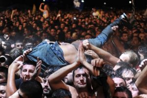 Rock konseri kana bulandı! &Ouml;l&uuml; ve yaralılar var