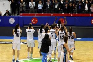 Son anda k&uuml;mede kaldı Avrupa'da zirveye oynuyor