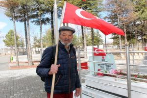 600 kilometre y&uuml;r&uuml;y&uuml;p &Ouml;mer Halisdemir'in kabrine ulaştı