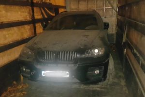 Tır dorsesinden ka&ccedil;ak l&uuml;ks otomobil bulundu