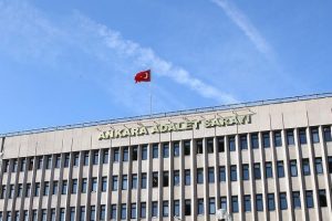 Darbeci emniyet m&uuml;d&uuml;r&uuml;nden silah dolabını kilitleyip "&ccedil;ay demleyin" emri