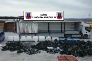 Hollanda firmasının tırından uyuşturucu ham maddesi &ccedil;ıktı