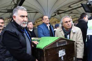 H&uuml;seyin Avni Aker'in kızına veda