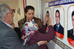 Şehit oğlunun fotoğrafını g&ouml;r&uuml;nce fenalaştı
