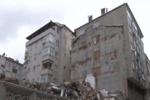 Yıkımı yapılan caminin yanındaki binada &ccedil;atlaklar oluştu