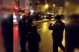 &Ccedil;ıkan yangında insanlar kurtarılmayı beklerken onlar fotoğraf derdine d&uuml;şt&uuml;