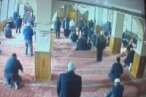 Cemaatten bağış paralarını &ccedil;almaya &ccedil;alışan ş&uuml;pheliye dayak
