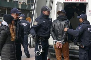 New York'ta 'evsizlik' karşıtı protestoculara kelep&ccedil;e