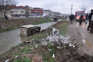 Bursa'da dereye u&ccedil;an kamyonetten b&ouml;yle &ccedil;ıkarıldı