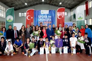 Bursa'da teniste kupa ve madalyalar sahiplerini buldu