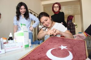 Bir damla kanla T&uuml;rk bayrağı portresi