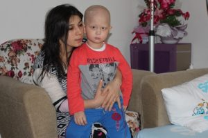 Beyninde t&uuml;m&ouml;r bulunan k&uuml;&ccedil;&uuml;k Arda yardım bekliyor