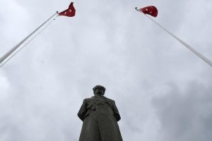 Atat&uuml;rk'&uuml;n t&uuml;menine karargah olan k&ouml;y bayraklarıyla gururlanıyor